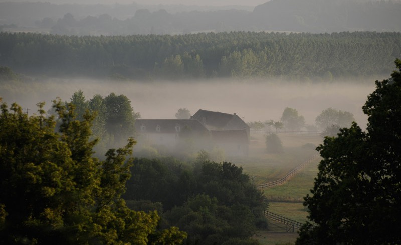 Das Gut La Chevrie im Morgennebel